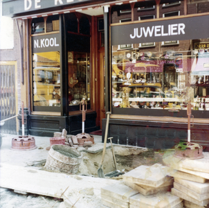 856005 Gezicht op de etalage van de juwelierswinkel van N. Kool (Voorstraat 15) te Utrecht, tijdens werkzaamheden aan ...
